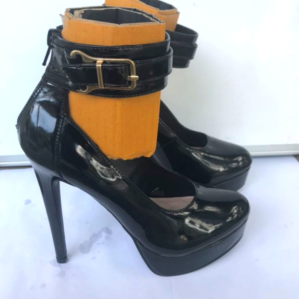 Black Leather heels 6.5 w